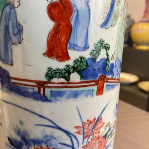 Un vase en porcelaine de Chine wucai à décor de figures dans un paysage, époque Transition — photo 23