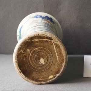Un vase en porcelaine de Chine wucai à décor de figures dans un paysage, époque Transition — photo 10