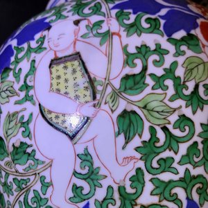 Un vase en porcelaine de Chine wucai à décor de garçons, 19ème — photo 17