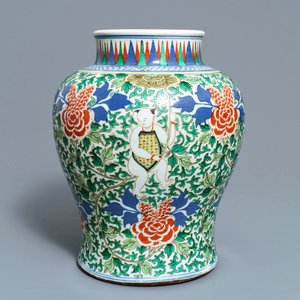 Un vase en porcelaine de Chine wucai à décor de garçons, 19ème — photo 3
