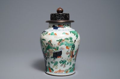 Un vase en porcelaine de Chine wucai à décor de garçons jouants, époque Transition