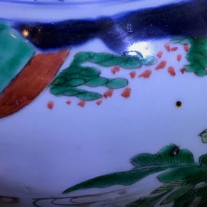 Un vase en porcelaine de Chine wucai à décor de garçons jouants, époque Transition — photo 16