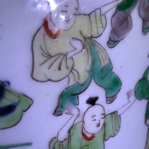 Un vase en porcelaine de Chine wucai à décor de garçons jouants, époque Transition — photo 22