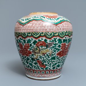 Un vase en porcelaine de Chine wucai à décor de lions bouddhistes, époque Transition — photo 1