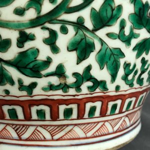Un vase en porcelaine de Chine wucai à décor de lions bouddhistes, époque Transition — photo 12