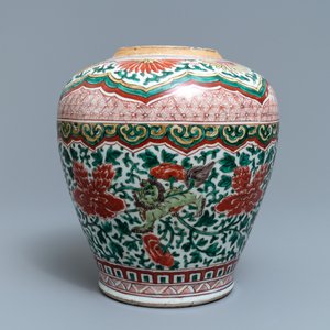 Un vase en porcelaine de Chine wucai à décor de lions bouddhistes, époque Transition — photo 3