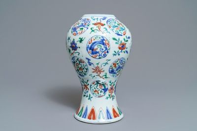 Un vase en porcelaine de Chine wucai à décor de médaillons aux dragons, Jiajing