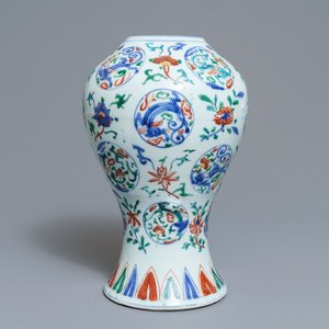 Un vase en porcelaine de Chine wucai à décor de médaillons aux dragons, Jiajing — photo 1