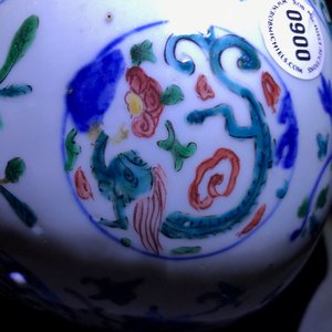 Un vase en porcelaine de Chine wucai à décor de médaillons aux dragons, Jiajing — photo 17