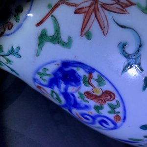Un vase en porcelaine de Chine wucai à décor de médaillons aux dragons, Jiajing — photo 21
