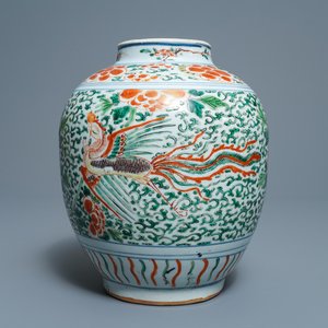 Un vase en porcelaine de Chine wucai à décor de phénix, époque Transition — photo 1