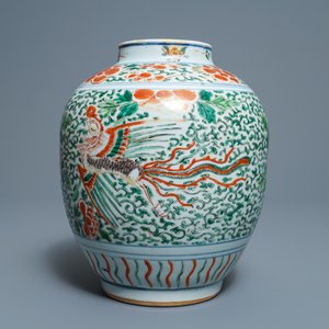 Un vase en porcelaine de Chine wucai à décor de phénix, époque Transition — photo 3