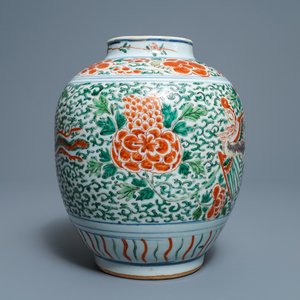 Un vase en porcelaine de Chine wucai à décor de phénix, époque Transition — photo 4
