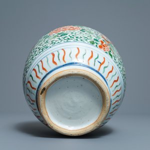 Un vase en porcelaine de Chine wucai à décor de phénix, époque Transition — photo 5