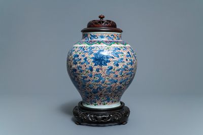 Un vase en porcelaine de Chine wucai à décor de rinceaux de lotus, époque Transition
