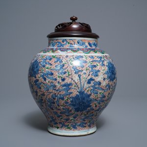 Un vase en porcelaine de Chine wucai à décor de rinceaux de lotus, époque Transition — photo 4