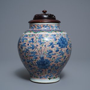 Un vase en porcelaine de Chine wucai à décor de rinceaux de lotus, époque Transition — photo 5