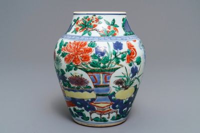 Un vase en porcelaine de Chine wucai à décor de vases dans un jardin, époque Transition