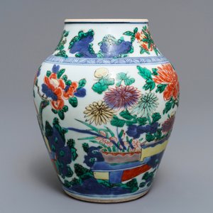 Un vase en porcelaine de Chine wucai à décor de vases dans un jardin, époque Transition — photo 2