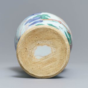 Un vase en porcelaine de Chine wucai à décor d'immortels, époque Transition — photo 6