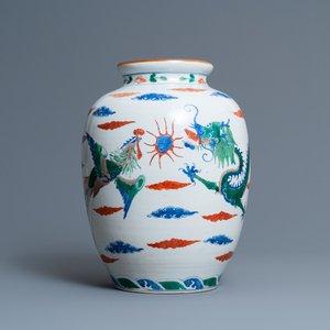 Un vase en porcelaine de Chine wucai à décor d'un dragon et d'un phénix, 19ème — photo 1
