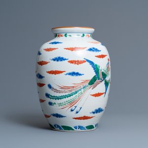 Un vase en porcelaine de Chine wucai à décor d'un dragon et d'un phénix, 19ème — photo 2