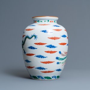 Un vase en porcelaine de Chine wucai à décor d'un dragon et d'un phénix, 19ème — photo 3