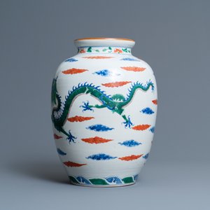 Un vase en porcelaine de Chine wucai à décor d'un dragon et d'un phénix, 19ème — photo 4