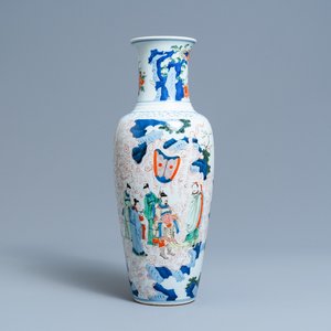 Un vase en porcelaine de Chine wucai à décor figuratif, 19ème — photo 1