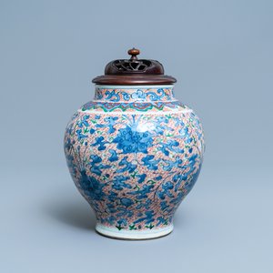 Un vase en porcelaine de Chine wucai à décor floral, époque Transition — photo 1