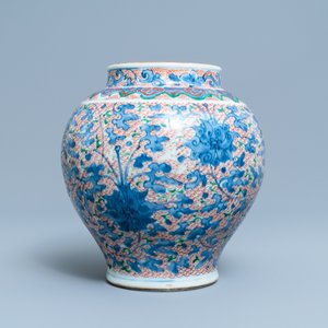 Un vase en porcelaine de Chine wucai à décor floral, époque Transition — photo 5