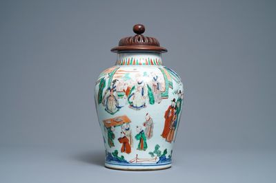 Un vase en porcelaine de Chine wucai au couvercle en bois, époque Transition