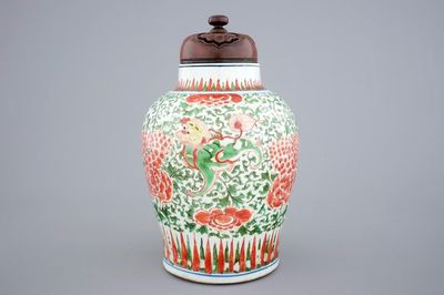 Un vase en porcelaine de Chine wucai aux chiens de fo, époque Transition, 1620-1683