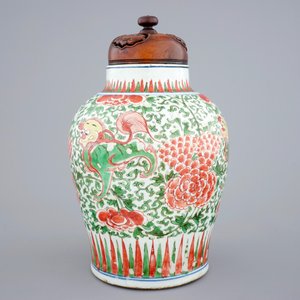 Un vase en porcelaine de Chine wucai aux chiens de fo, époque Transition, 1620-1683 — photo 4