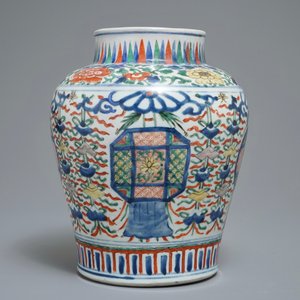 Un vase en porcelaine de Chine wucai aux emblèmes bouddhistes, époque Transition, Chongzhen/Shunzhi — photo 2