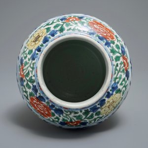 Un vase en porcelaine de Chine wucai aux emblèmes bouddhistes, époque Transition, Chongzhen/Shunzhi — photo 5