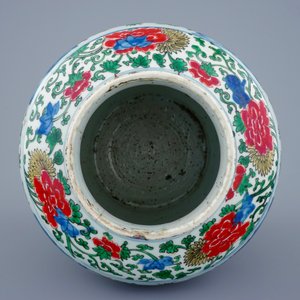 Un vase en porcelaine de Chine wucai aux emblèmes bouddhistes, Shunzhi, 1643-1661 — photo 5