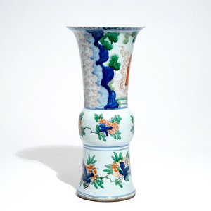 Un vase en porcelaine de Chine wucai de forme gu, Shunzhi, époque Transition — photo 3
