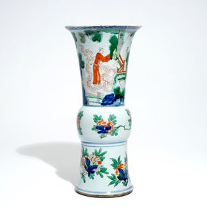 Un vase en porcelaine de Chine wucai de forme gu, Shunzhi, époque Transition — photo 4