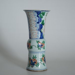 Un vase en porcelaine de Chine wucai de forme gu, Shunzhi, époque Transition — photo 10