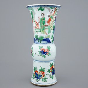 Un vase en porcelaine de Chine wucai de forme gu, Shunzhi, vers 1660 — photo 1