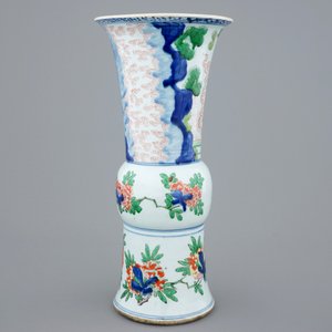 Un vase en porcelaine de Chine wucai de forme gu, Shunzhi, vers 1660 — photo 3