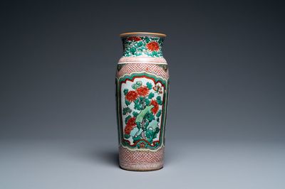Un vase en porcelaine de Chine wucai figurant des panneaux floraux, époque Transition