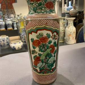 Un vase en porcelaine de Chine wucai figurant des panneaux floraux, époque Transition — photo 12