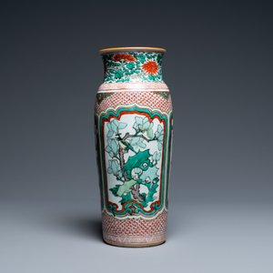 Un vase en porcelaine de Chine wucai figurant des panneaux floraux, époque Transition — photo 3