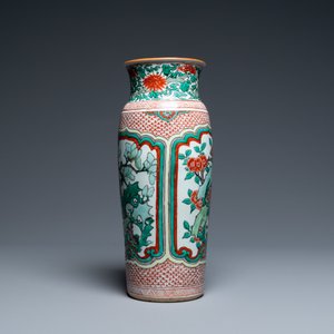 Un vase en porcelaine de Chine wucai figurant des panneaux floraux, époque Transition — photo 4