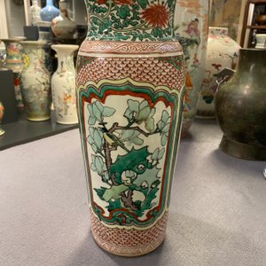 Un vase en porcelaine de Chine wucai figurant des panneaux floraux, époque Transition — photo 10