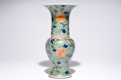 Un vase en porcelaine de Chine yenyen famille verte à décor floral, Kangxi