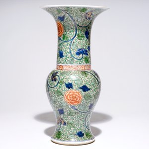 Un vase en porcelaine de Chine yenyen famille verte à décor floral, Kangxi — photo 2
