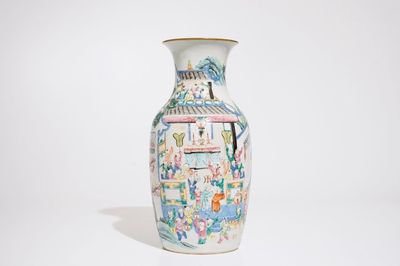 Un vase en porcelaine de Chinese famille rose à décor "Cent garçons", 19ème
